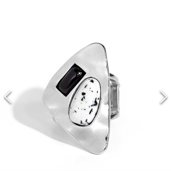 paparazzi Jewelry - High-End Headline Black Ring Stretchy